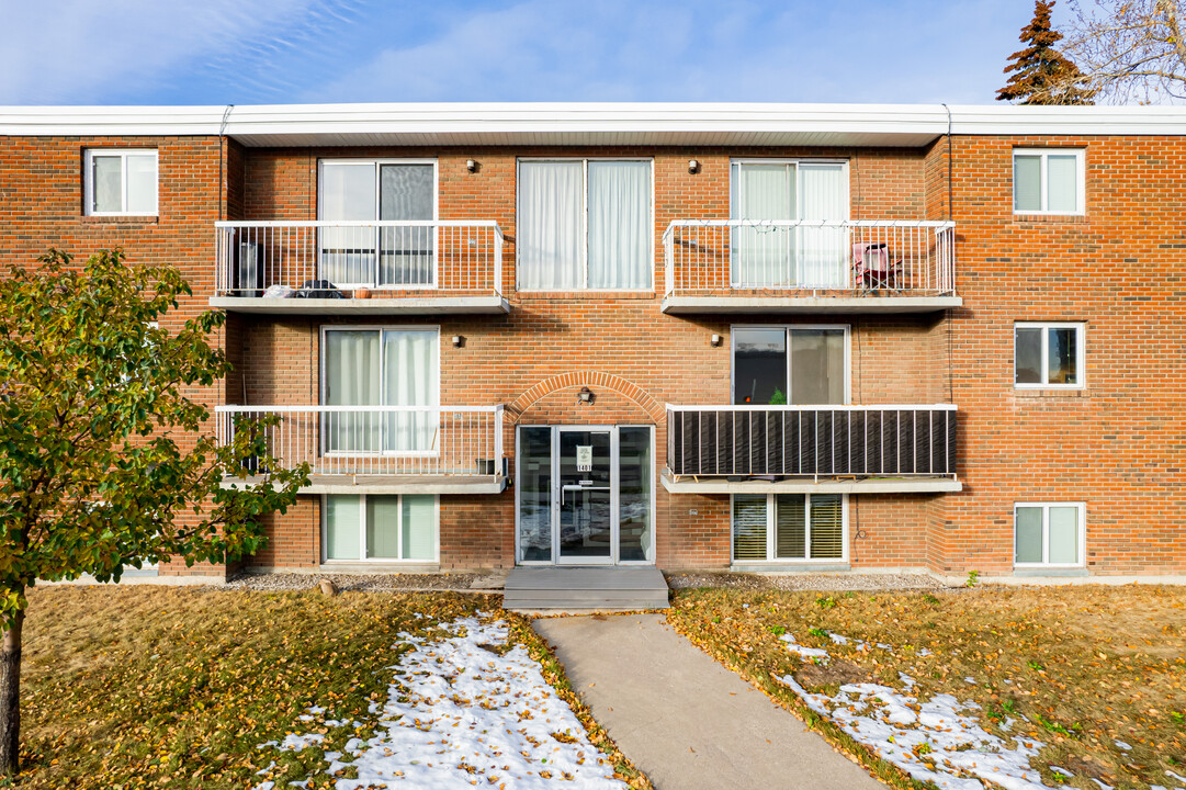 1401 37ht St SW in Calgary, AB - Building Photo