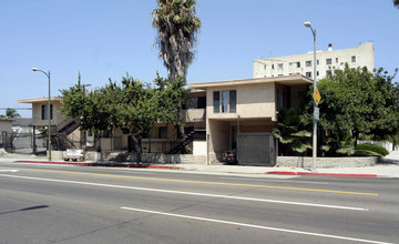 559 S Gramercy Pl in Los Angeles, CA - Building Photo - Building Photo