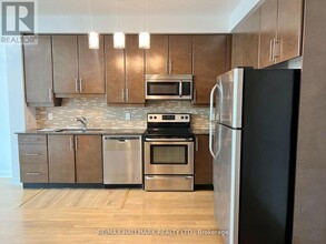 33-4033 Bay St. in Toronto, ON - Building Photo - Building Photo