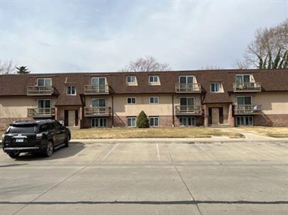 515 N Ash St-Unit -8 in McPherson, KS - Building Photo