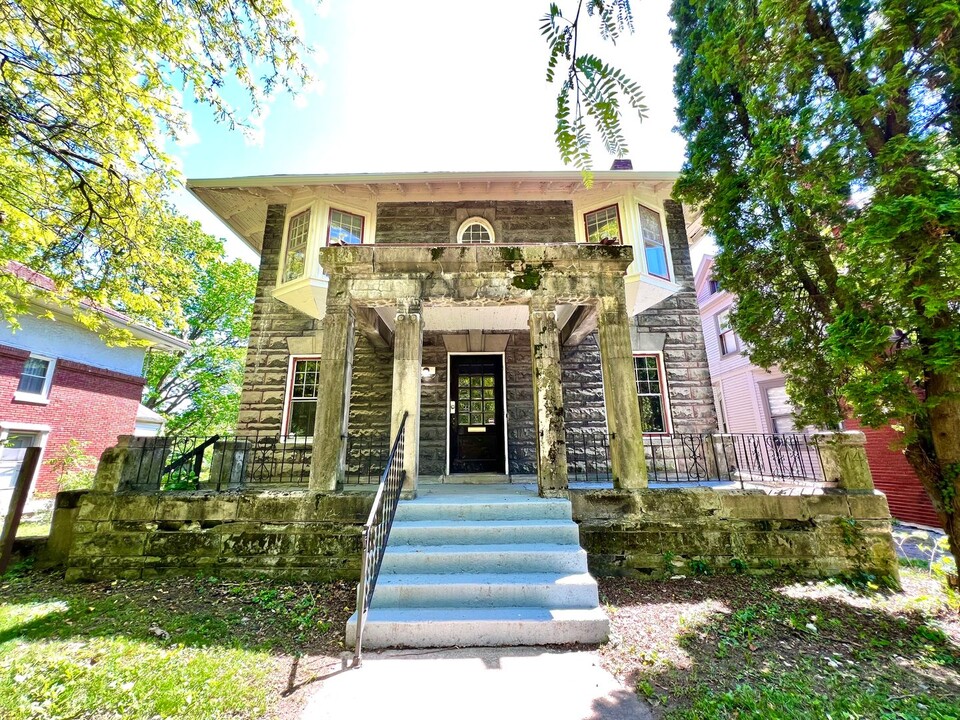 14 Cambridge Ave in Dayton, OH - Building Photo