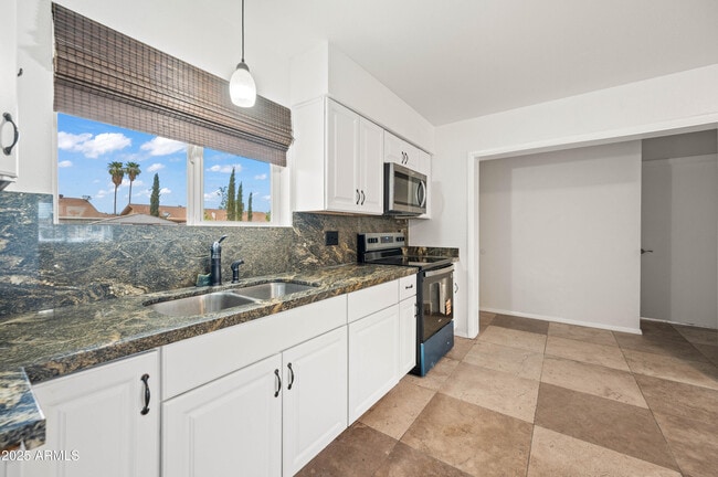 property at 2946 W Villa Maria Dr