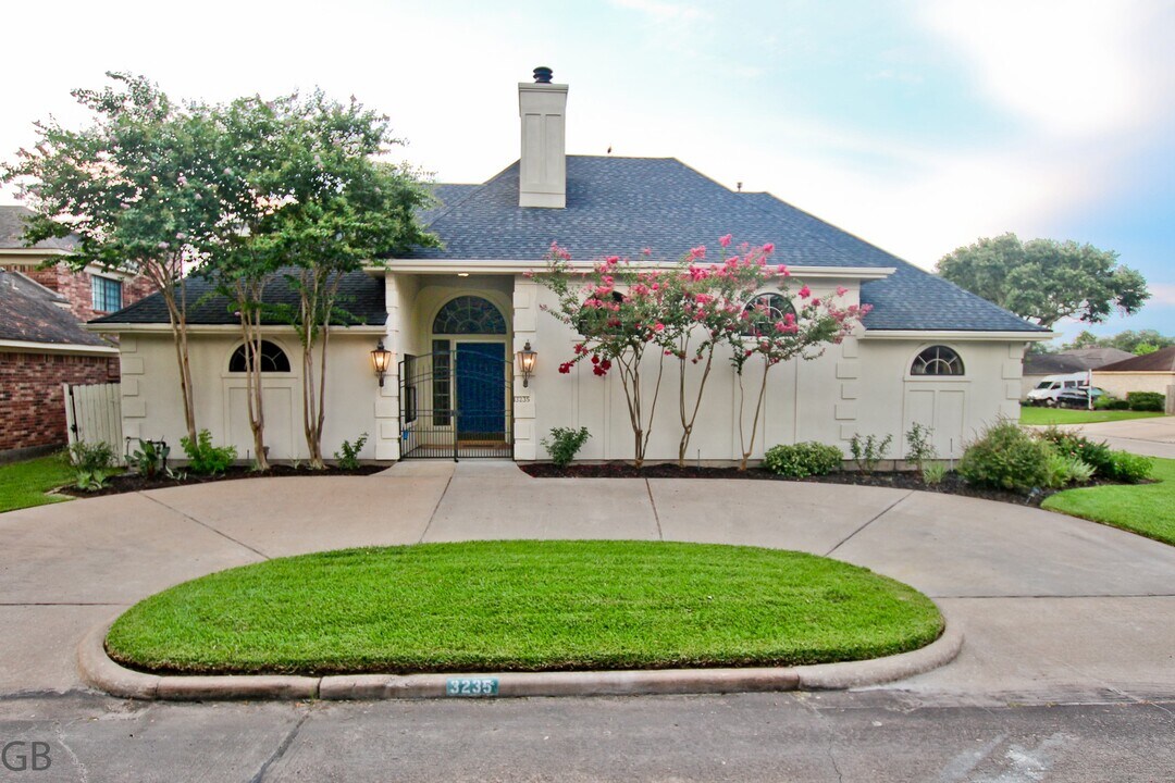 3235 Country Club Blvd in Stafford, TX - Building Photo