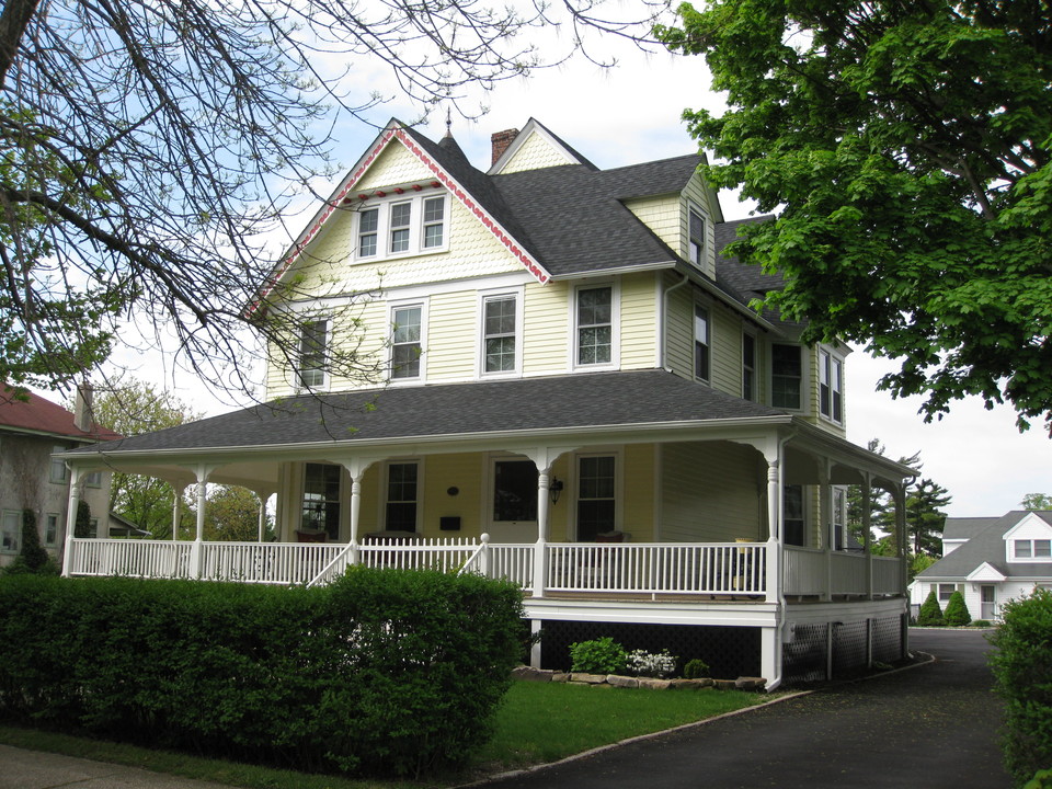 56 Maple Ave in Bay Shore, NY - Building Photo