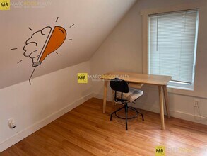 2 Vassar St, Unit Attic in Medford, MA - Foto de edificio - Building Photo