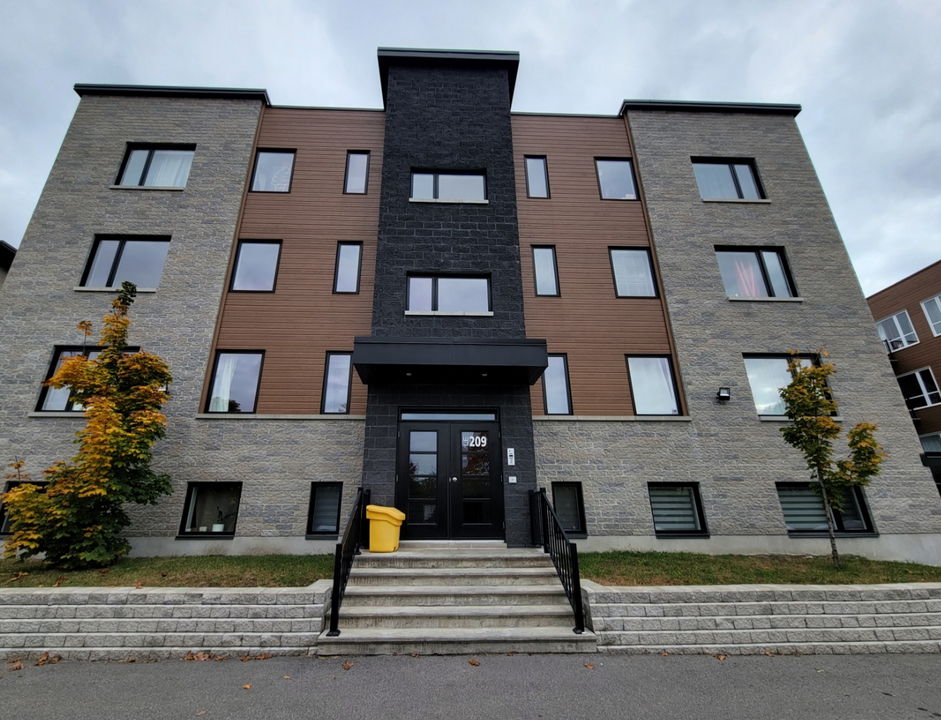 209 Du Clair-Bois Pl in Ste-Anne-des-Plaines, QC - Building Photo