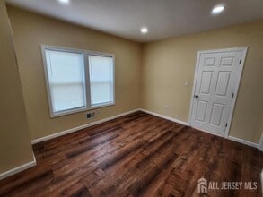 18 Walnut St in North Brunswick, NJ - Building Photo - Building Photo