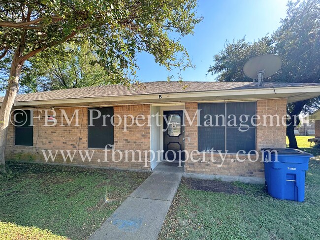 1211 Old Bardwell Rd-Unit -B in Ennis, TX - Building Photo - Building Photo