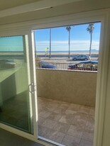 284 E Surfside Dr in Port Hueneme, CA - Building Photo