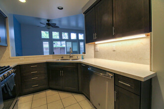 2736 Dunstan Dr in Tustin, CA - Foto de edificio - Building Photo
