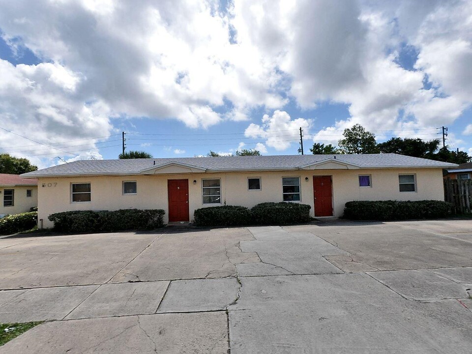 507 Mayflower Ln, Unit Apt B in Fort Pierce, FL - Building Photo