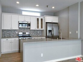 10560 Santa Monica Blvd in Los Angeles, CA - Building Photo