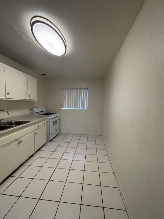 530 N Anna Dr in Anaheim, CA - Building Photo