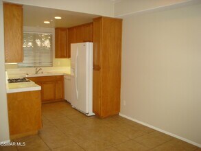 1440 Patricia Ave in Simi Valley, CA - Foto de edificio - Building Photo