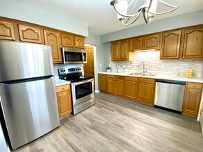 N89W15976 Main St, Unit 15976 in Menomonee Falls, WI - Foto de edificio - Building Photo