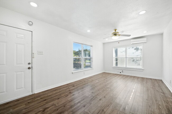 3038 Falls Dr in Dallas, TX - Building Photo - Building Photo