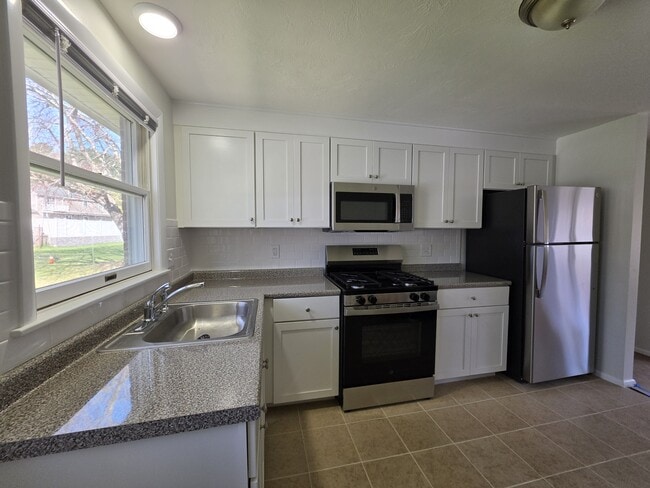 196 Manzella Ct in Rockland, MA - Building Photo - Building Photo