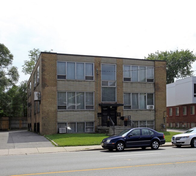 475 Lawrence Ave W