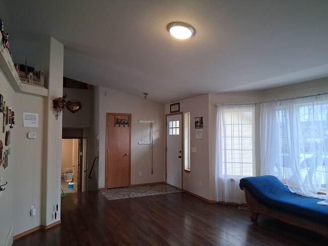 805 E Singing Hills Dr in Post Falls, ID - Foto de edificio - Building Photo