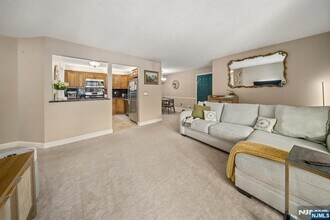 446 Poets Way in Mahwah, NJ - Foto de edificio - Building Photo