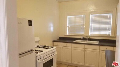 935 N Vista St in Los Angeles, CA - Building Photo - Building Photo