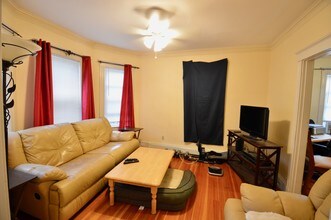 43 Woodlawn St, Unit 1 in Dedham, MA - Foto de edificio - Building Photo