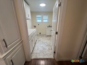 317 S Magnolia Ave in Luling, TX - Building Photo - Building Photo