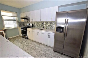 42-10 50th Ave in Queens, NY - Building Photo