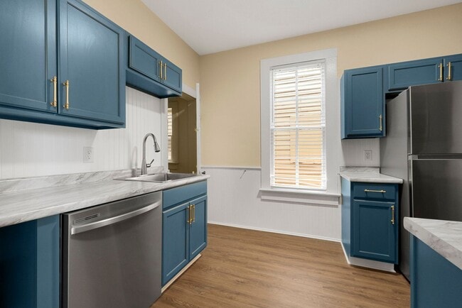 property at 920 W Jefferson Blvd