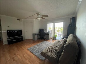 450 Palm Cir W in Pembroke Pines, FL - Building Photo - Building Photo
