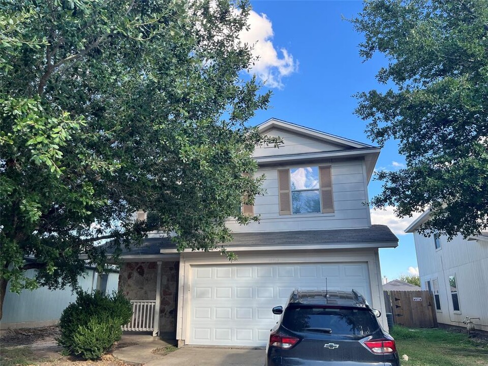 14413 Pebble Run Path in Manor, TX - Foto de edificio