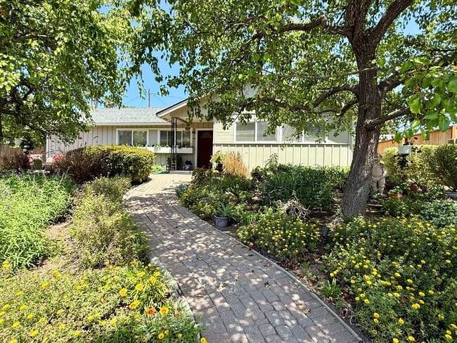 property at 240 Vista De La Cumbre