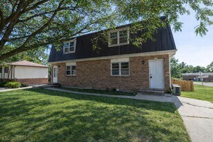 6108 E St Charles Rd in Columbia, MO - Building Photo