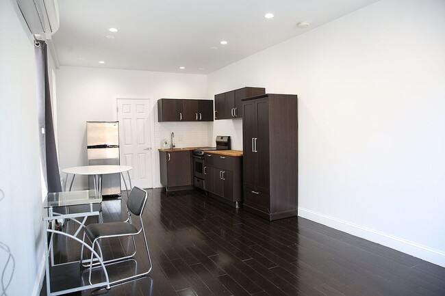 2539 Hubbard St, Unit Studio in Brooklyn, NY - Building Photo - Building Photo