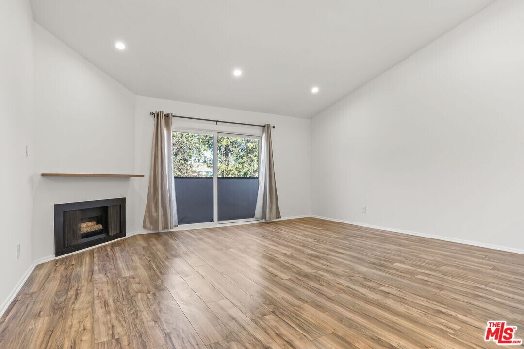 5500 Lindley Ave in Los Angeles, CA - Building Photo