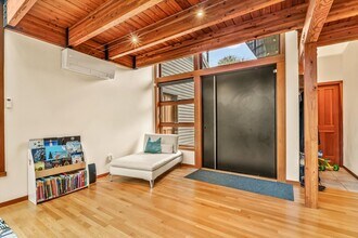 6100 Ravenna Ave NE in Seattle, WA - Building Photo - Building Photo