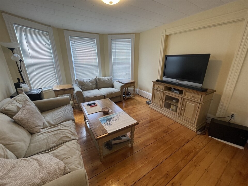 35 Hancock St, Unit 3 in Somerville, MA - Building Photo