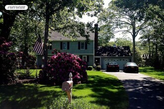 11 Oak Ln in Hampton Bays, NY - Building Photo - Building Photo