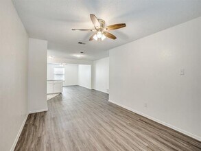 517 Irene St in Burleson, TX - Foto de edificio - Building Photo