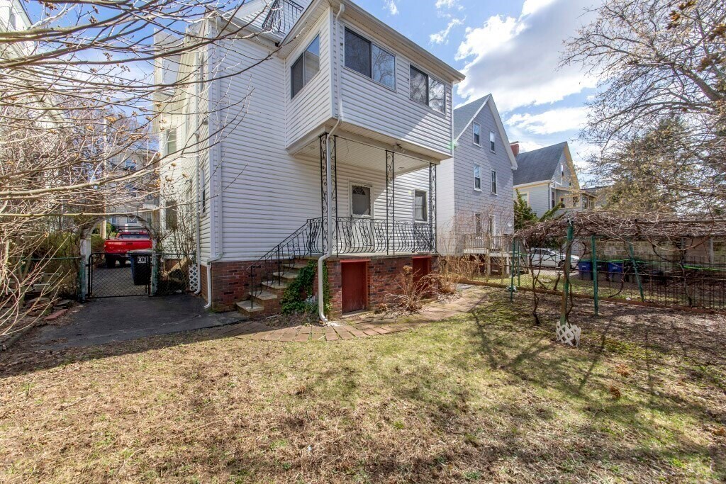 27 Garrison Ave in Somerville, MA - Building Photo
