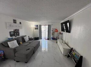 6950 W 6th Ave in Hialeah, FL - Building Photo - Building Photo