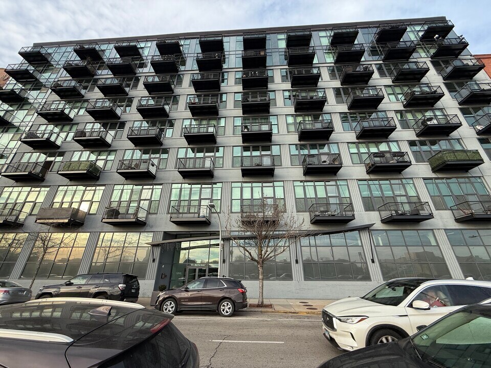 1224 W Van Buren St, Unit 607 in Chicago, IL - Building Photo