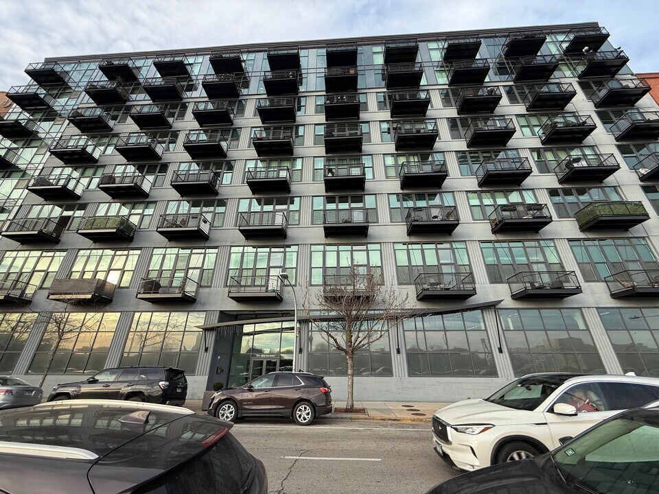 1224 W Van Buren St, Unit 607 in Chicago, IL - Building Photo