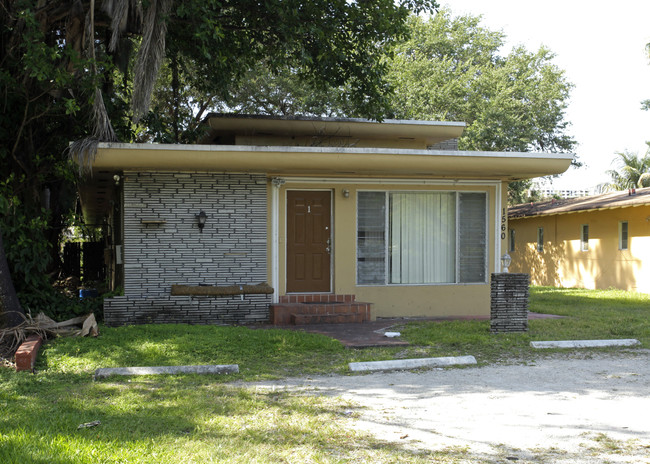 1560 NE 111th St in Miami, FL - Foto de edificio - Building Photo