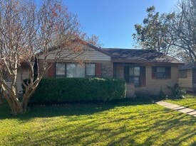 126 E Colonial Dr in Lancaster, TX - Building Photo