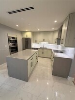 10330 SW 51st St in Miami, FL - Building Photo