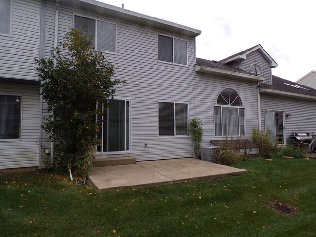 13 Redbud Ct in Lake In The Hills, IL - Building Photo - Building Photo