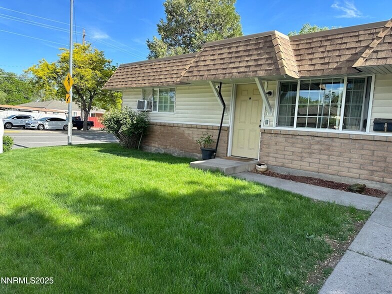 1501 Gault Way in Sparks, NV - Foto de edificio