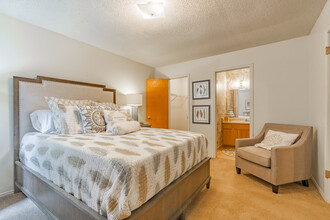 Edgewater Apartments in Memphis, TN - Building Photo - Interior Photo