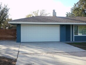7676 Hemlock Ave in Hesperia, CA - Building Photo - Building Photo